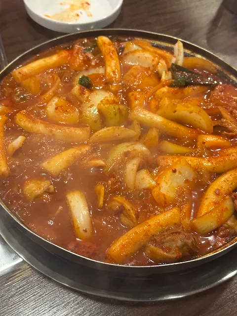 餅と鶏肉が煮立つ鍋