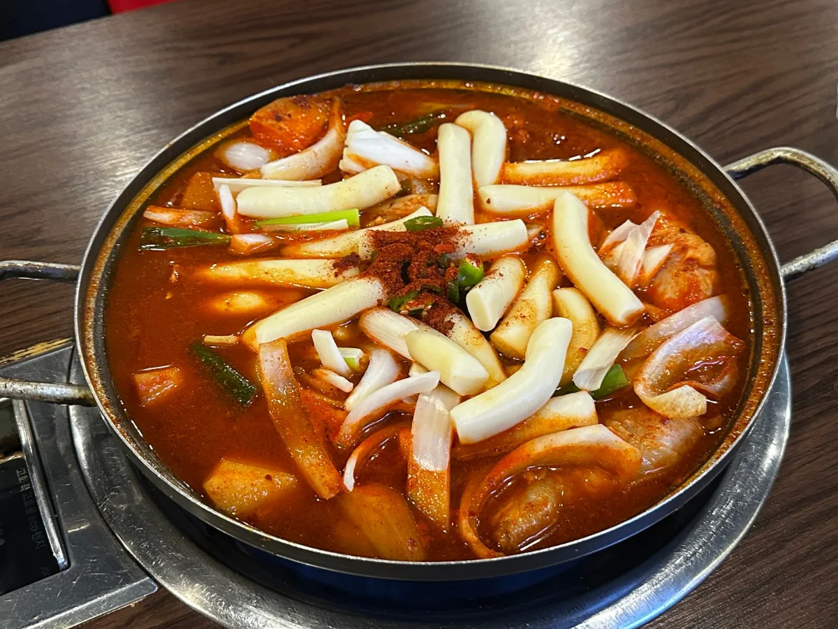 餅と玉ねぎを載せた鍋