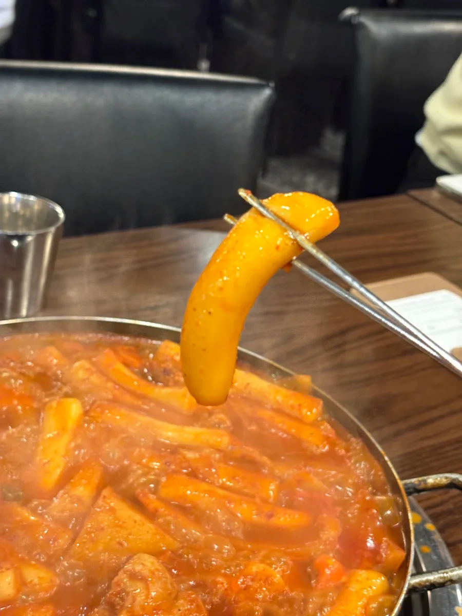箸で持ち上げた長い餅