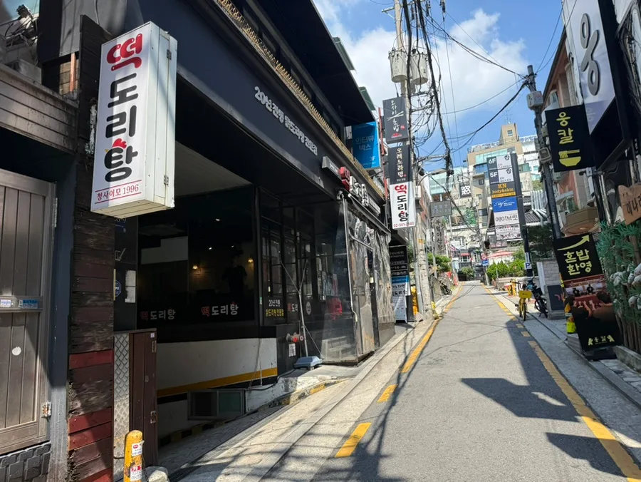 トットリタン 江南本店 — 路地に面したトットリタンの看板