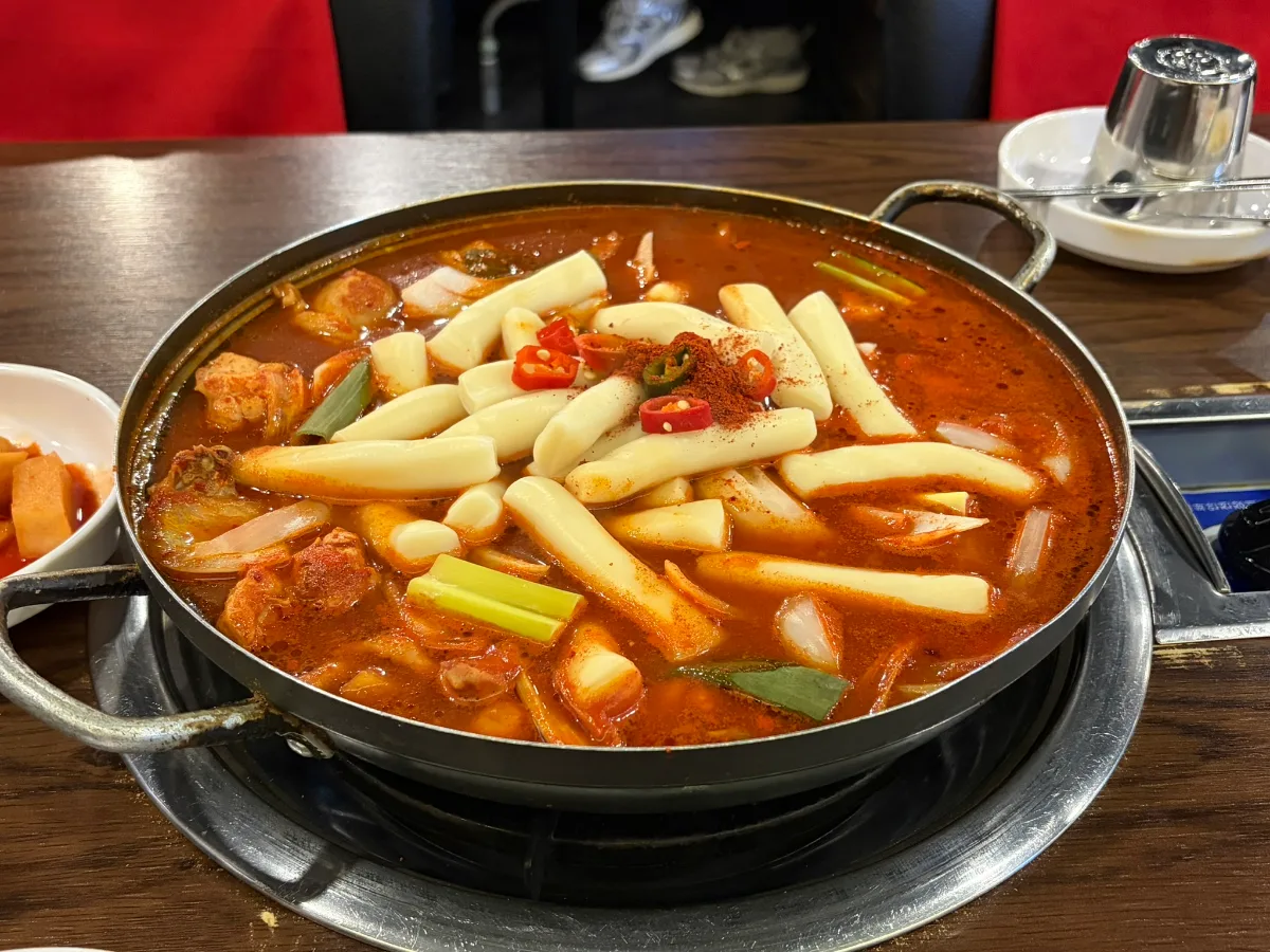 トットリタン 江南本店 — 餅と鶏肉が入った赤い鍋