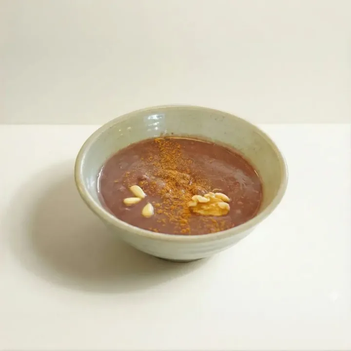木の実を添えた小豆色の粥