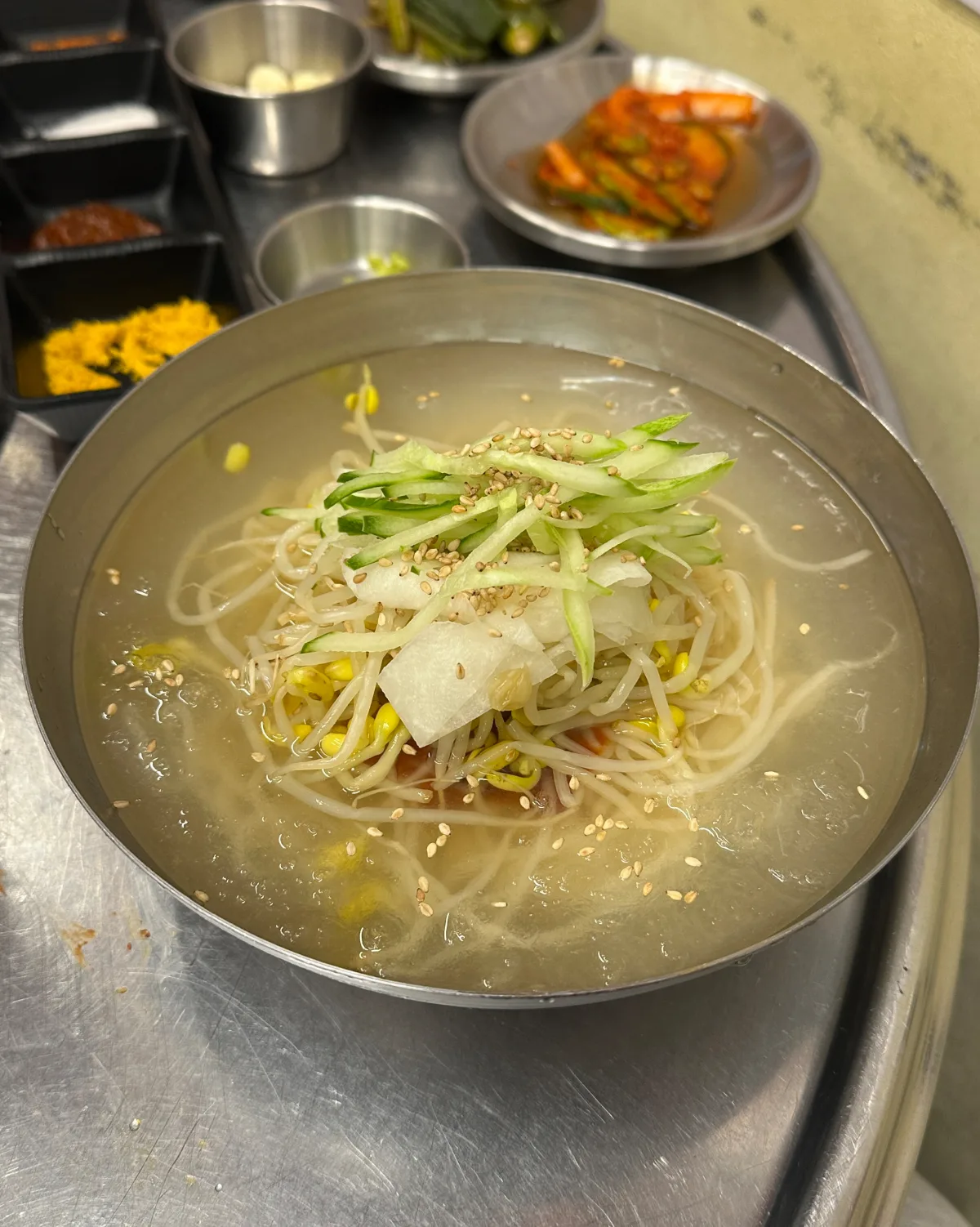 トゥッコギ 龍山駅本店 — キュウリをのせた冷たい麺