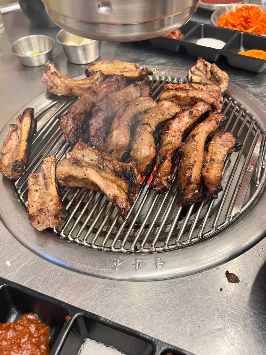 トゥッコギ 龍山駅本店 — 鉄板で焼ける骨付き豚肉