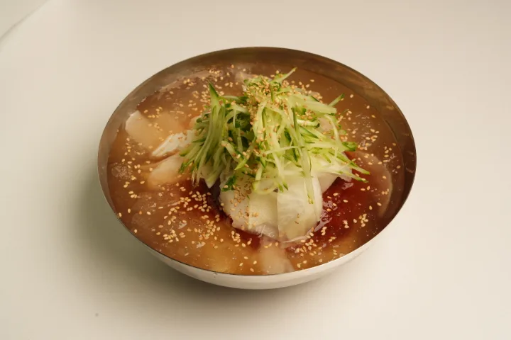 キュウリをのせた冷たい麺