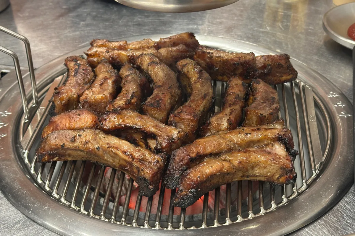 炭火で焼けた骨付き豚肉