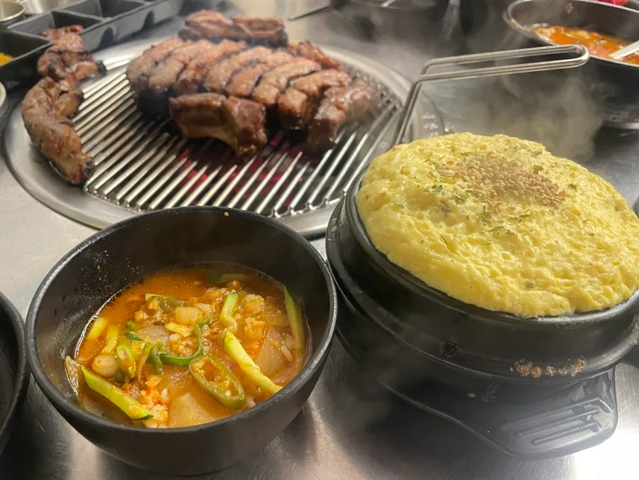 焼き肉と蒸し卵の食卓