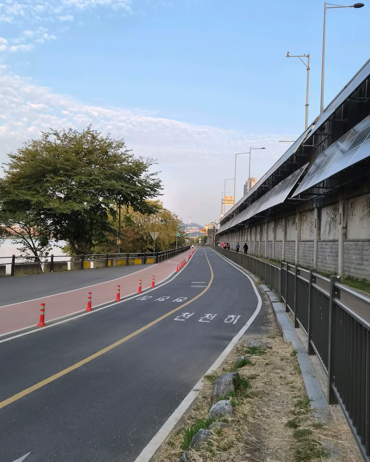 漢江沿いに続く自転車道