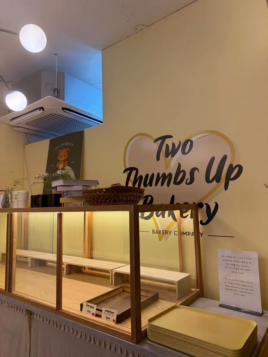TWO THUMBS UP — 店名ロゴと木製ショーケース