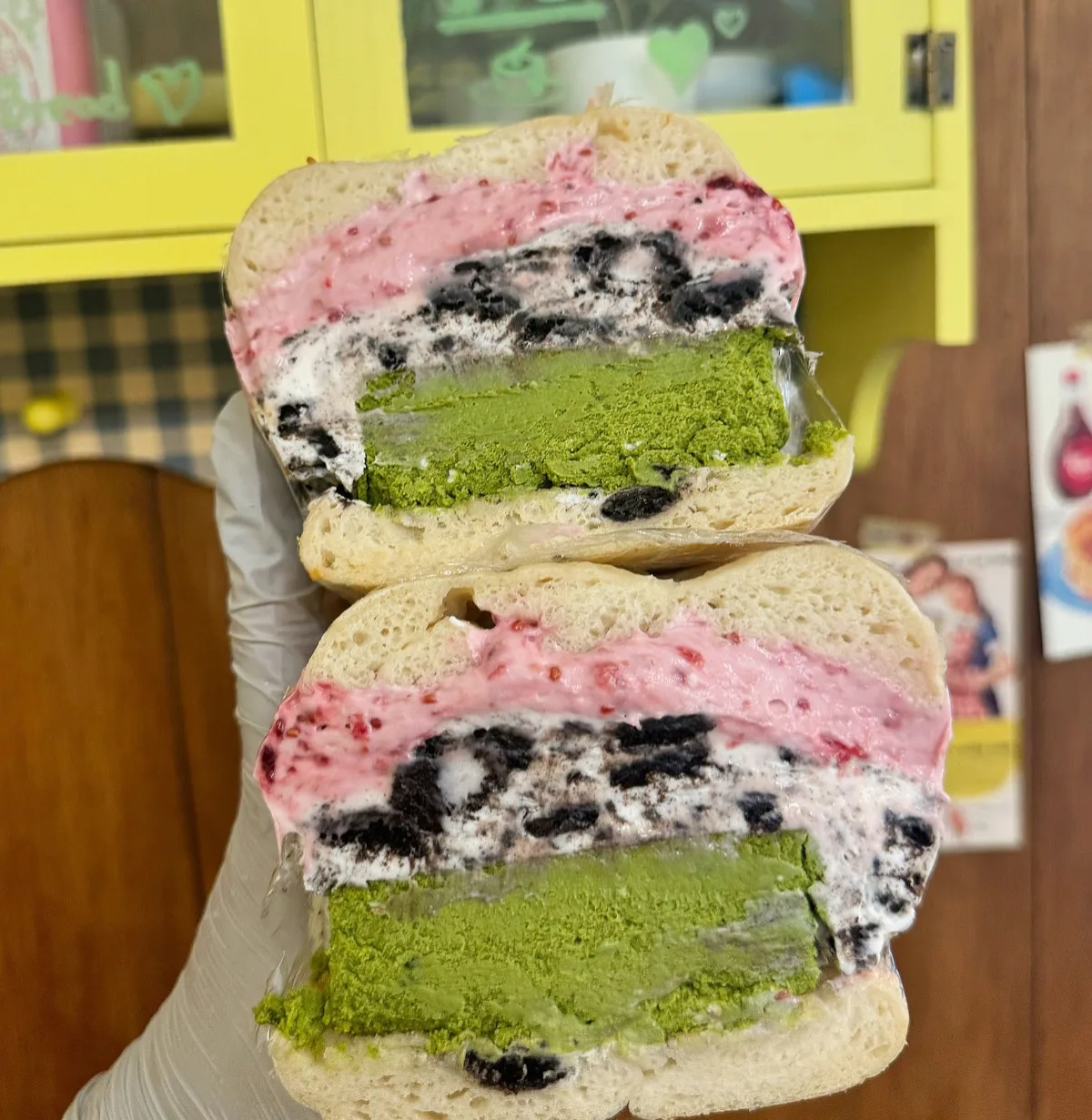 三色クリームのベーグル断面