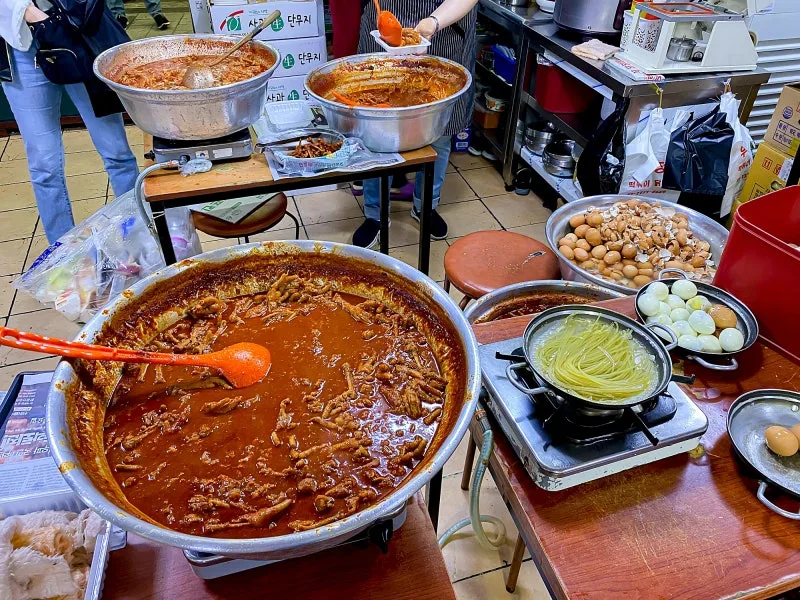 大鍋で煮込むタッパル