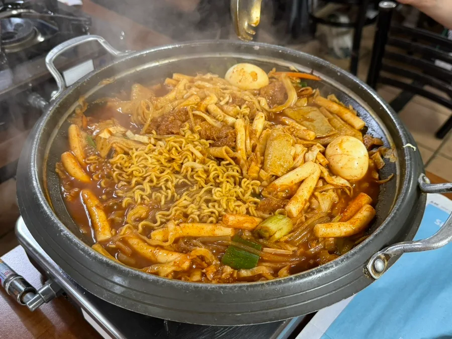 ウジョン — 麺と卵が入った即席トッポギ