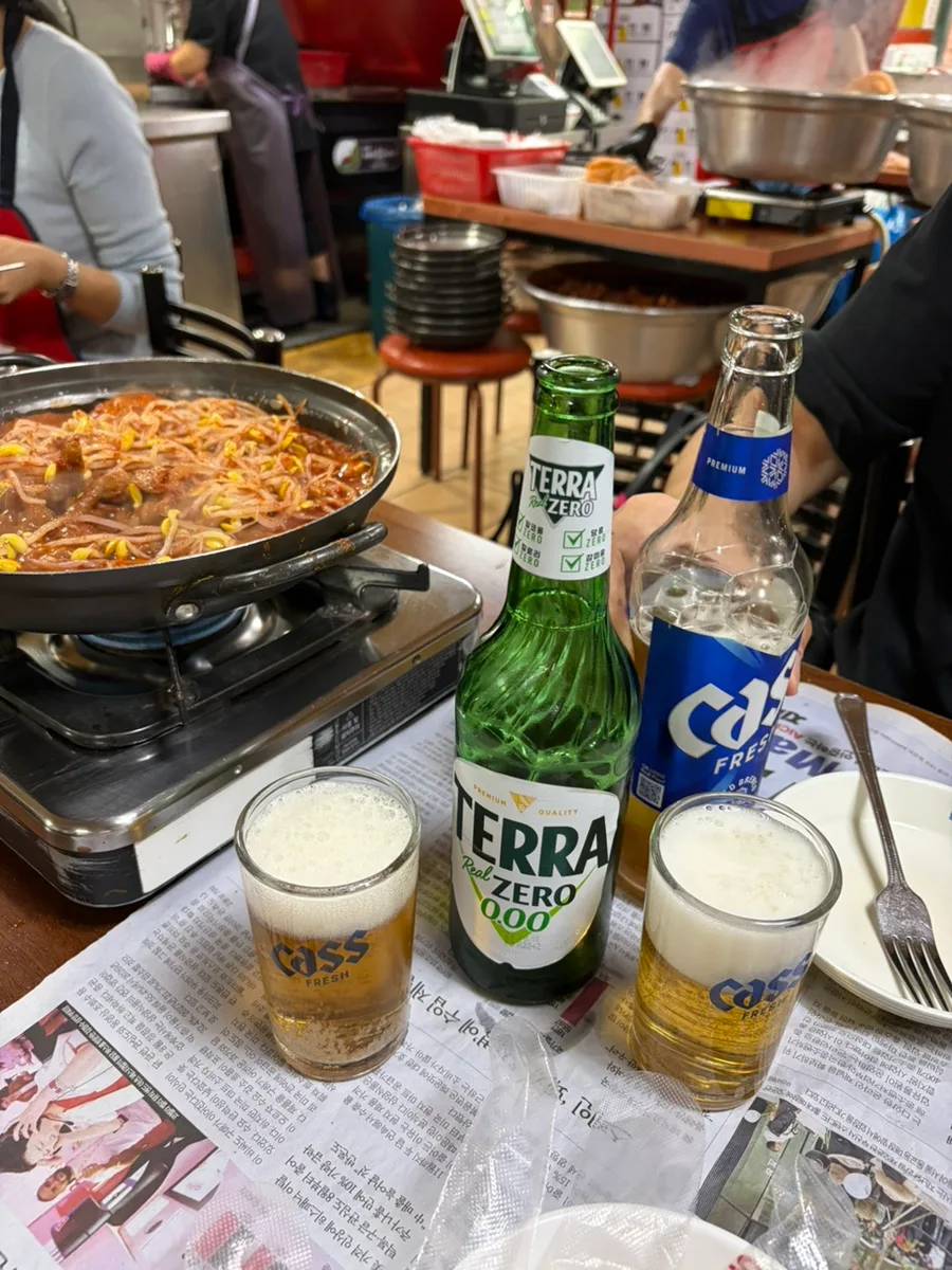 ウジョン — 鍋を囲むビールとグラス