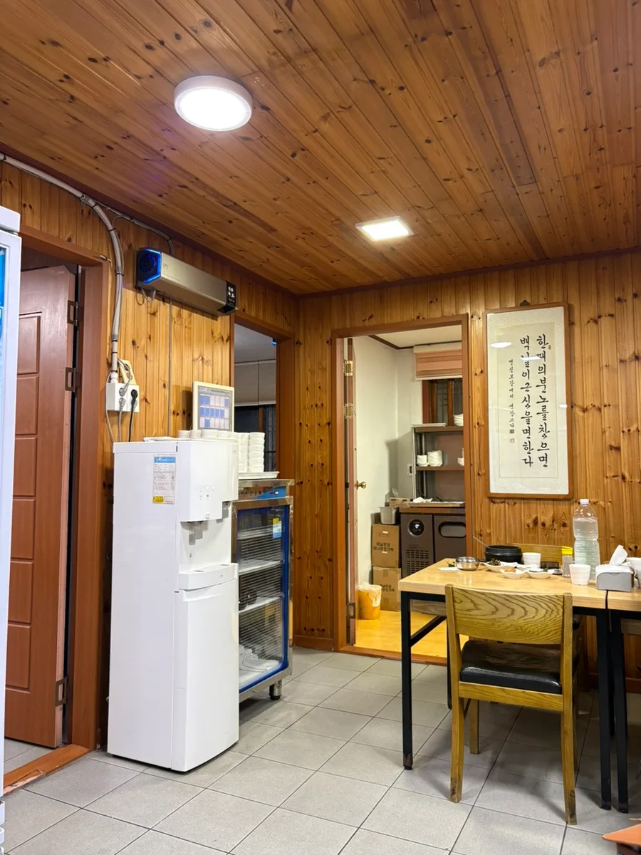 木張りの壁と配膳口の食堂