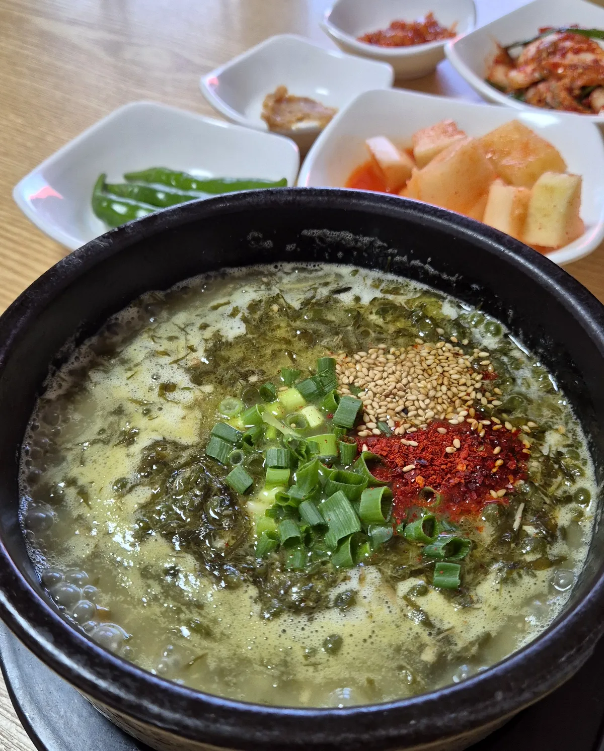 湯気立つ海藻スープと副菜