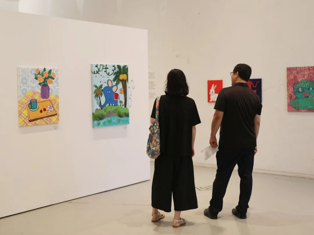 小品が並ぶ白い展示室