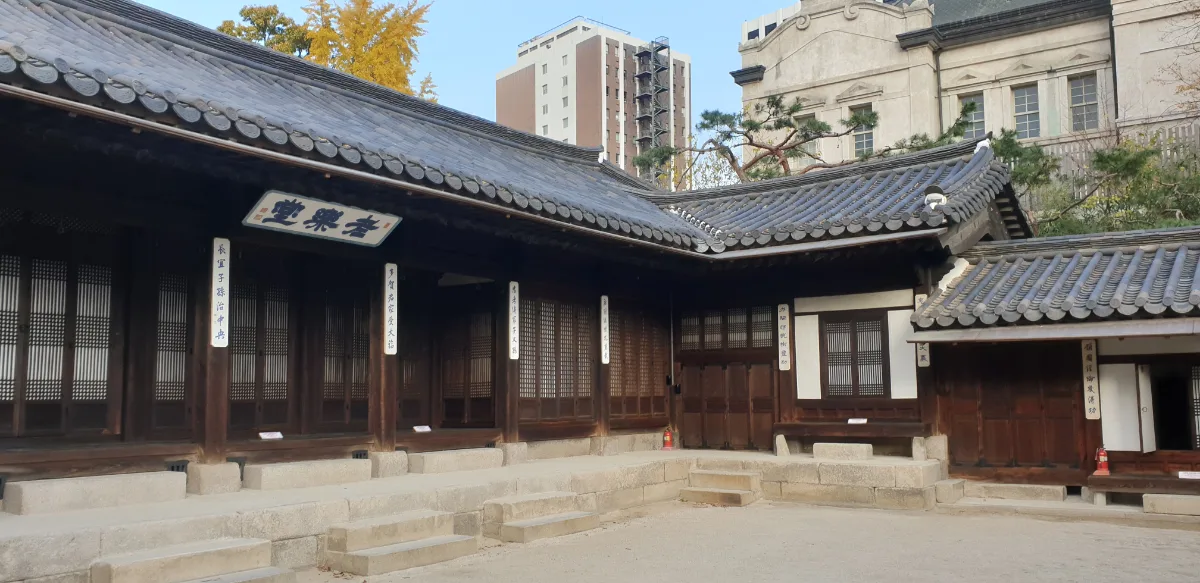 瓦屋根が囲む静かな中庭