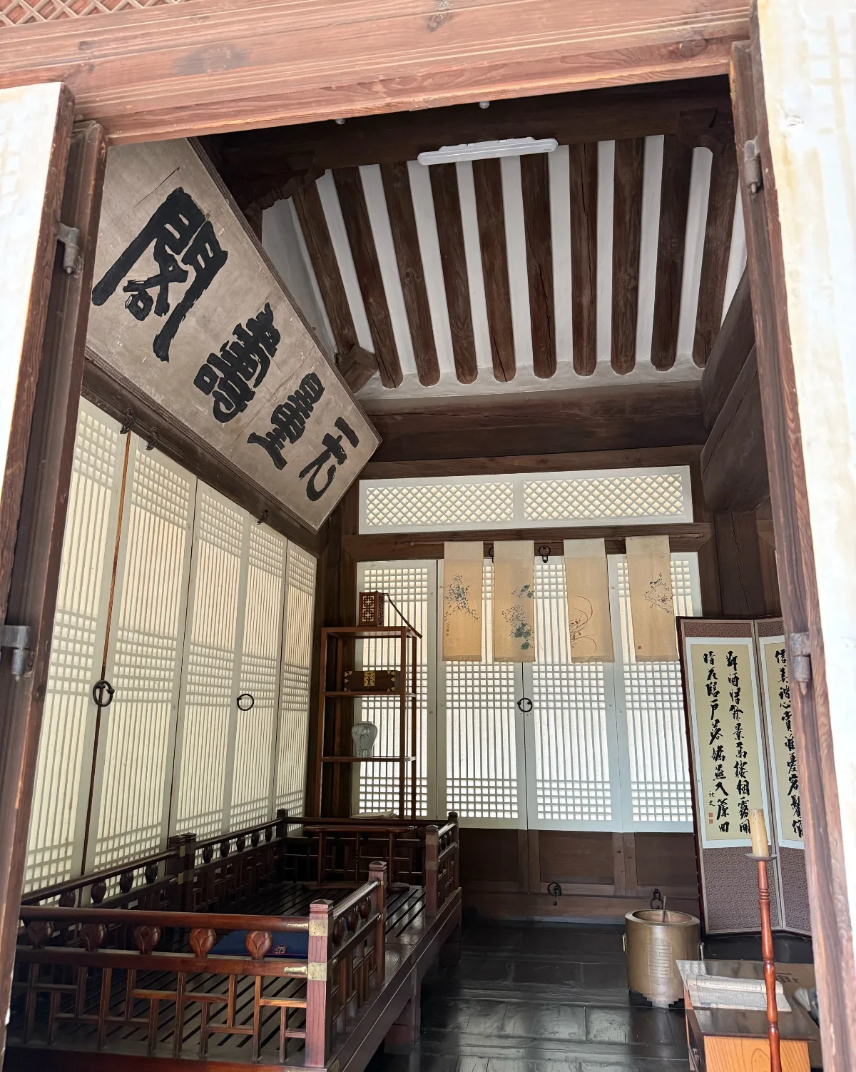 書画と木製寝台のある韓屋