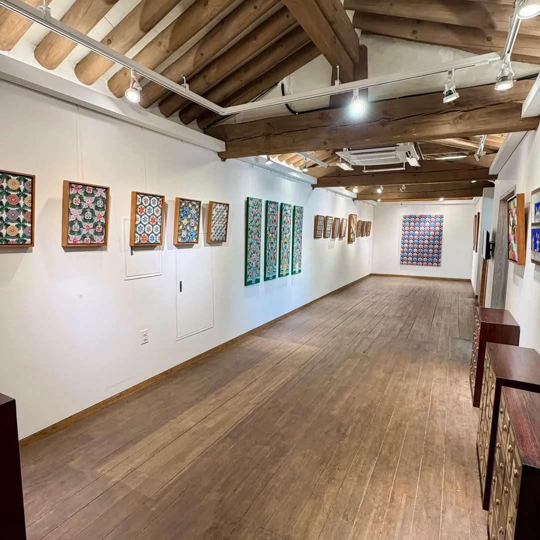 雲峴宮 — 花絵が並ぶ木造天井の展示室