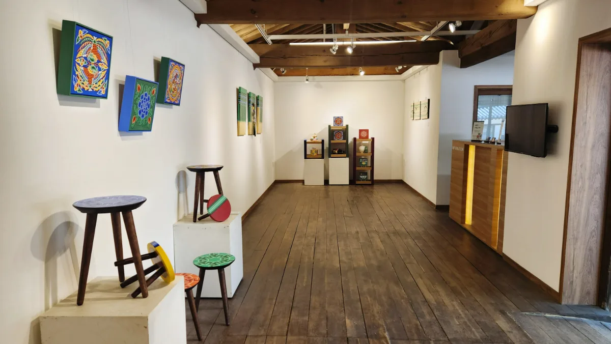 彩色画と木製椅子の展示室