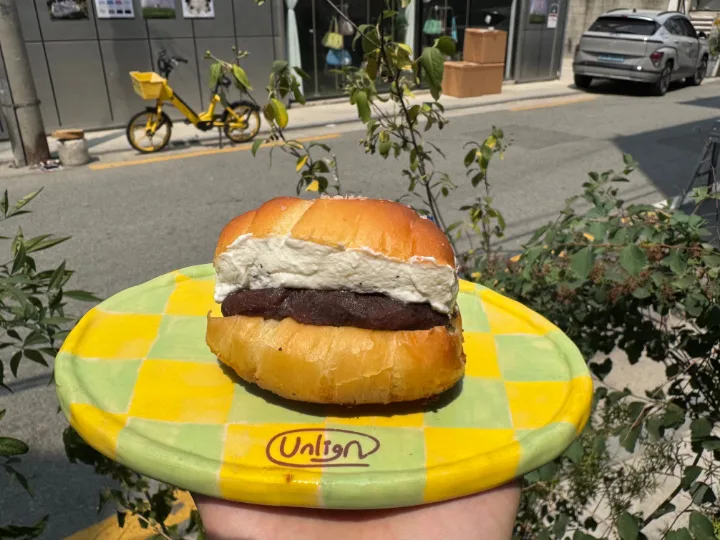 黒ごまミルククリーム塩パン
