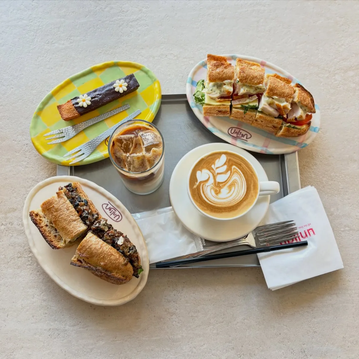 チョコレートをのせたバゲットとサンドイッチ、コーヒー