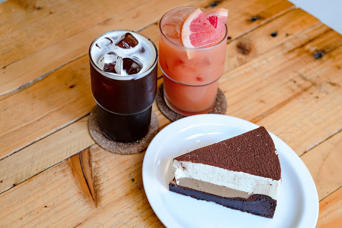 ティラミスとアイスコーヒー、グレープフルーツのドリンク