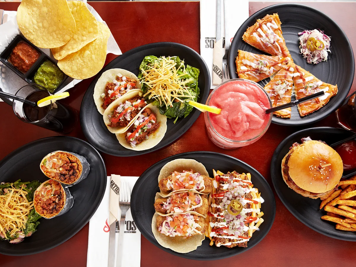 VATOS 梨泰院店 — 多彩な料理が並ぶテーブル
