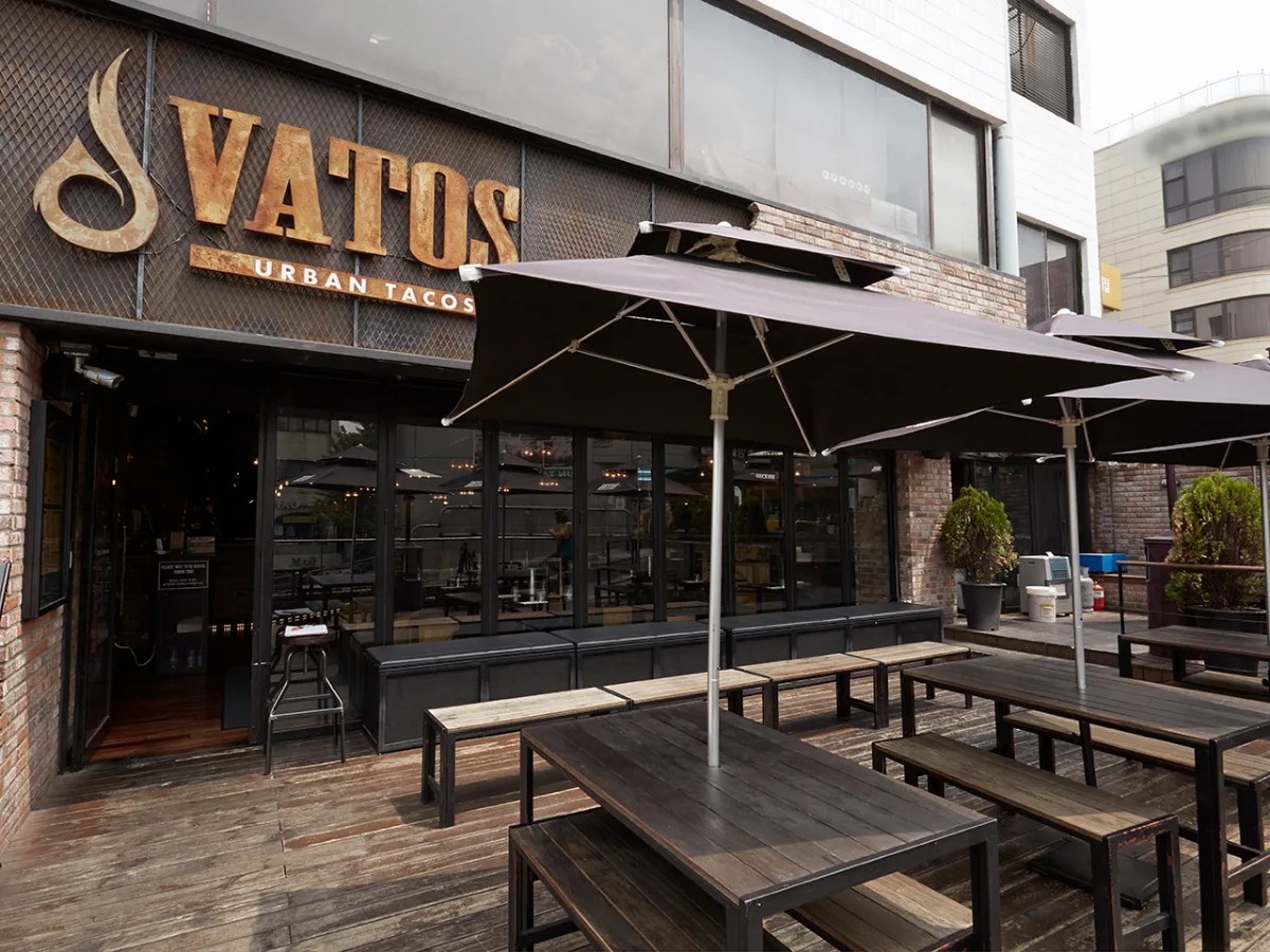 VATOS 梨泰院店 — VATOS看板とテラス席
