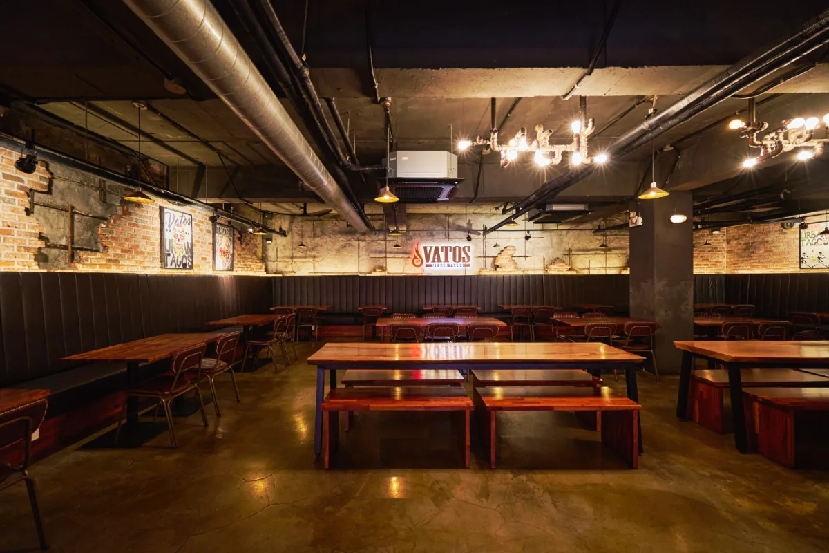 VATOS 梨泰院店 — レンガ壁と木製テーブルの客席