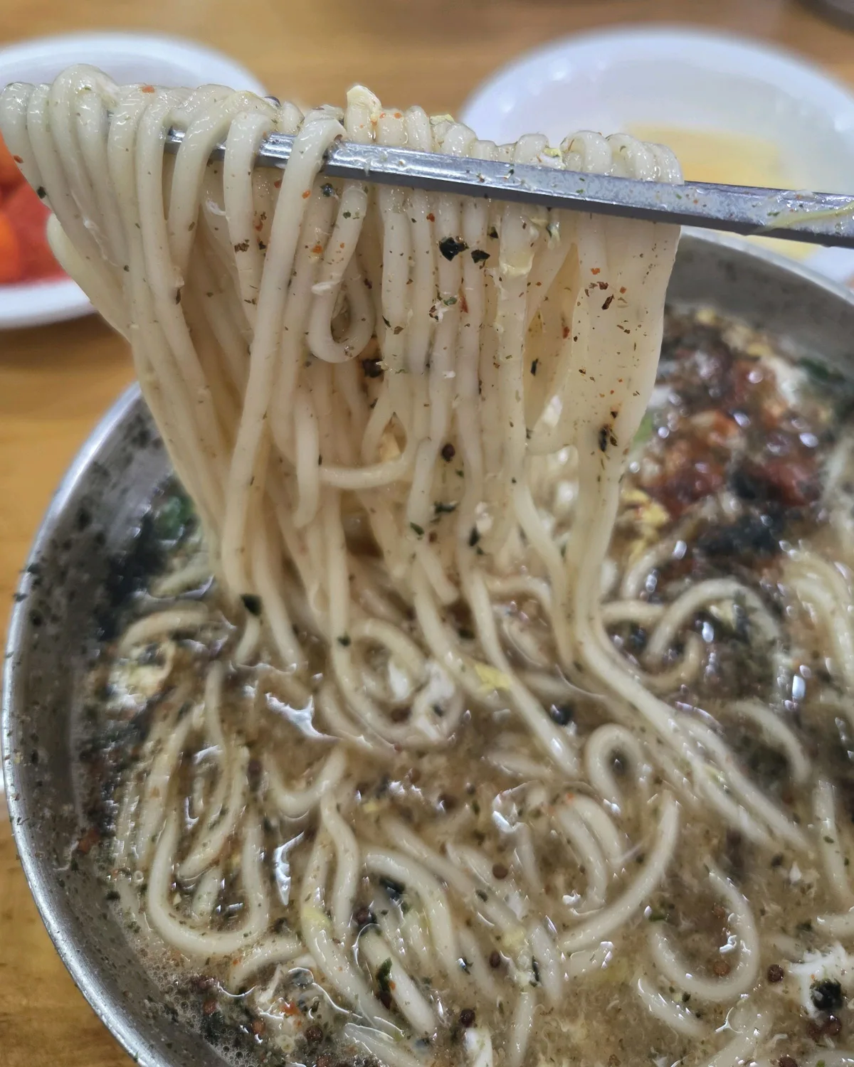 海苔とエゴマ粉を添えた麺