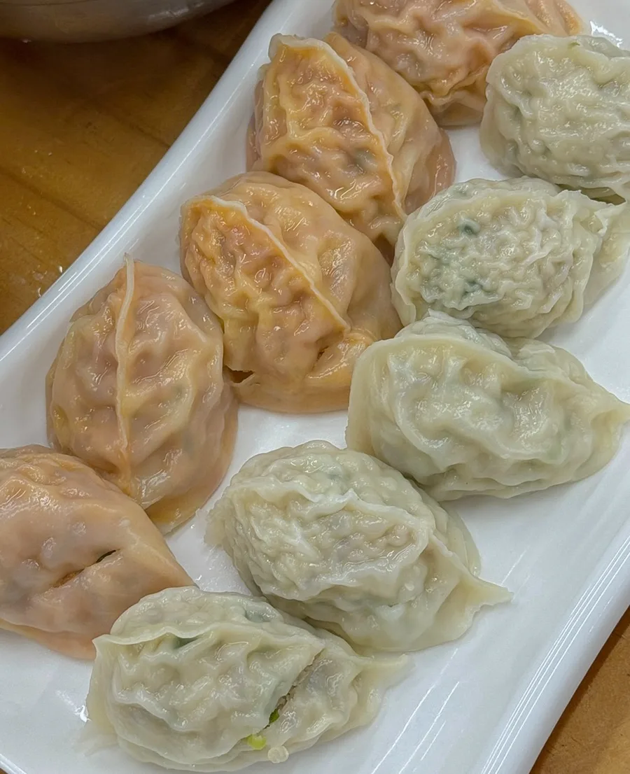 ベテランカルグクス — 白と橙色の蒸し餃子