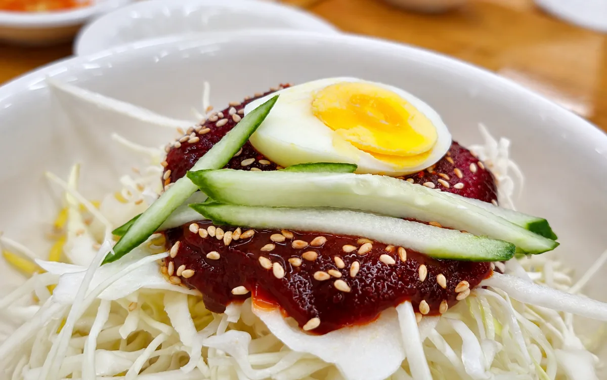 ベテランカルグクス — ゆで卵と野菜の辛味麺