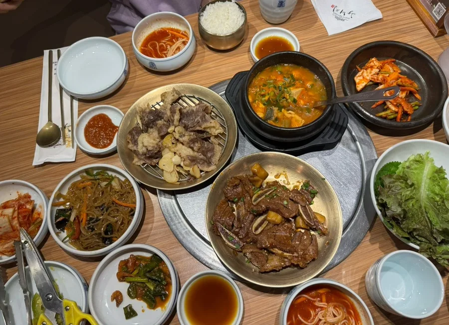 王妃家 明洞本店 — 焼肉とチゲが並ぶ食卓