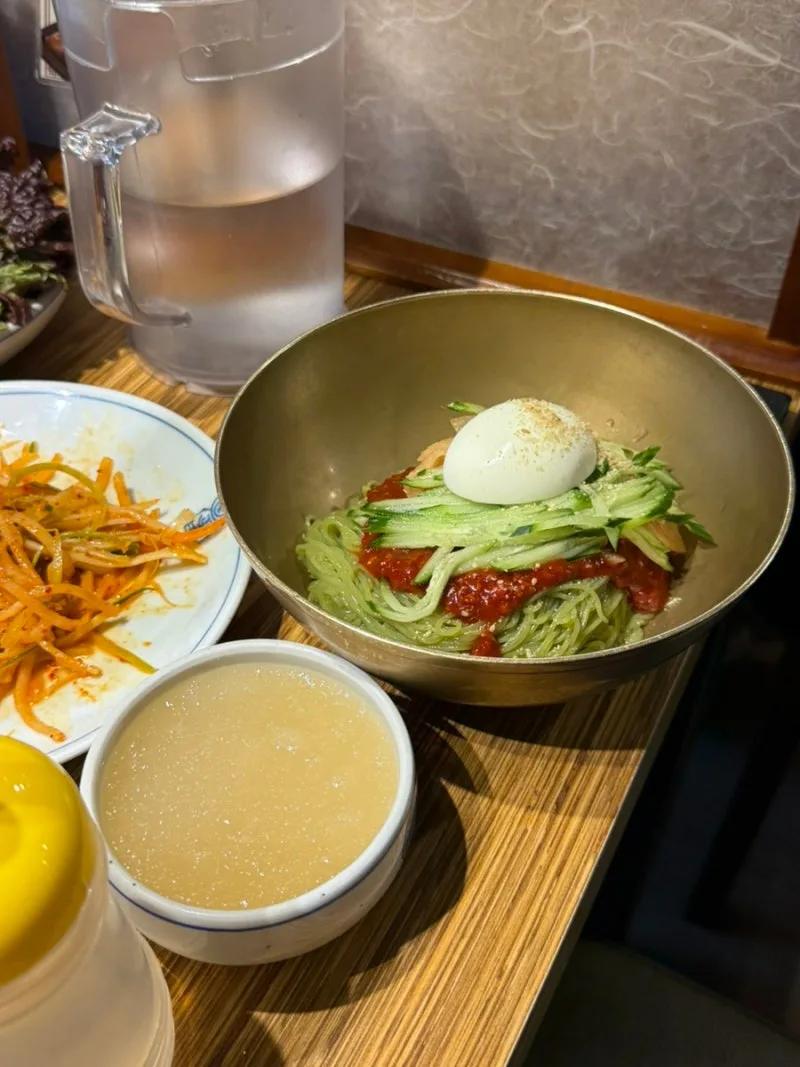 卵ときゅうりをのせた辛い冷麺