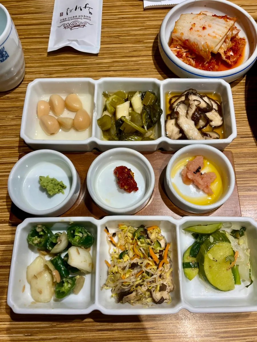 小皿に分けて並ぶおかず