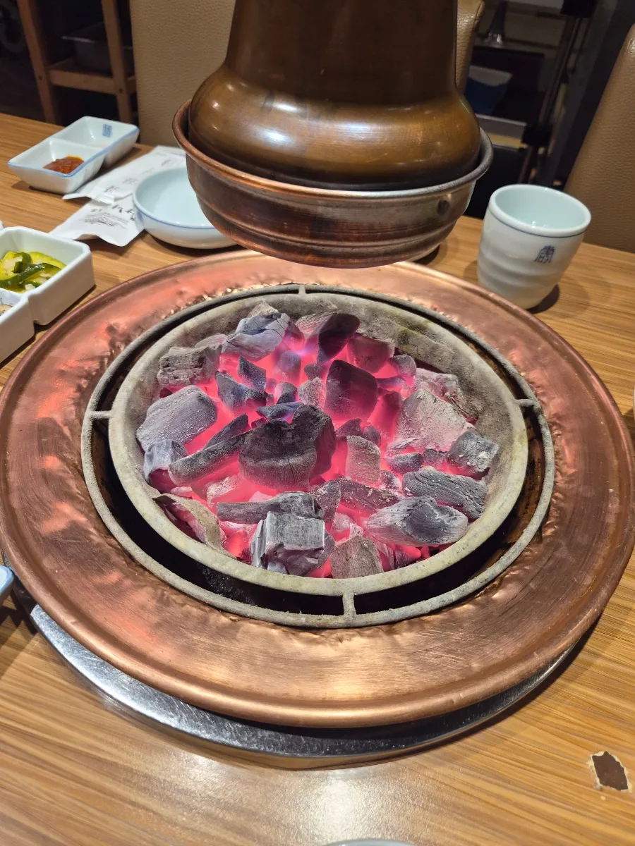 テーブルに運ばれた炭火