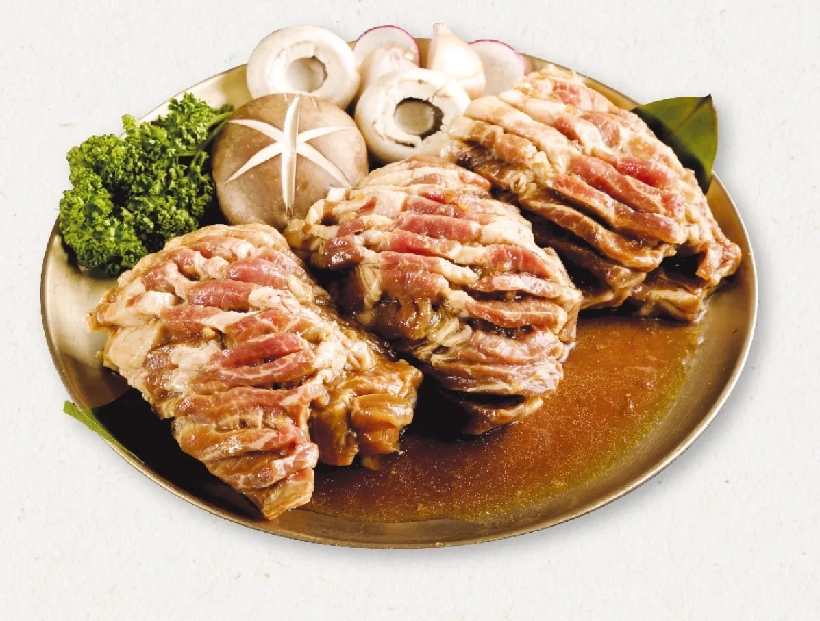 王妃家 明洞本店 — きのこを添えた味付け豚肉