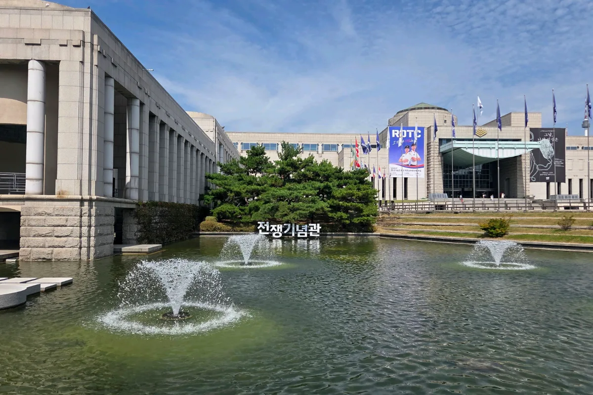 戦争記念館 — 噴水越しに望む記念館