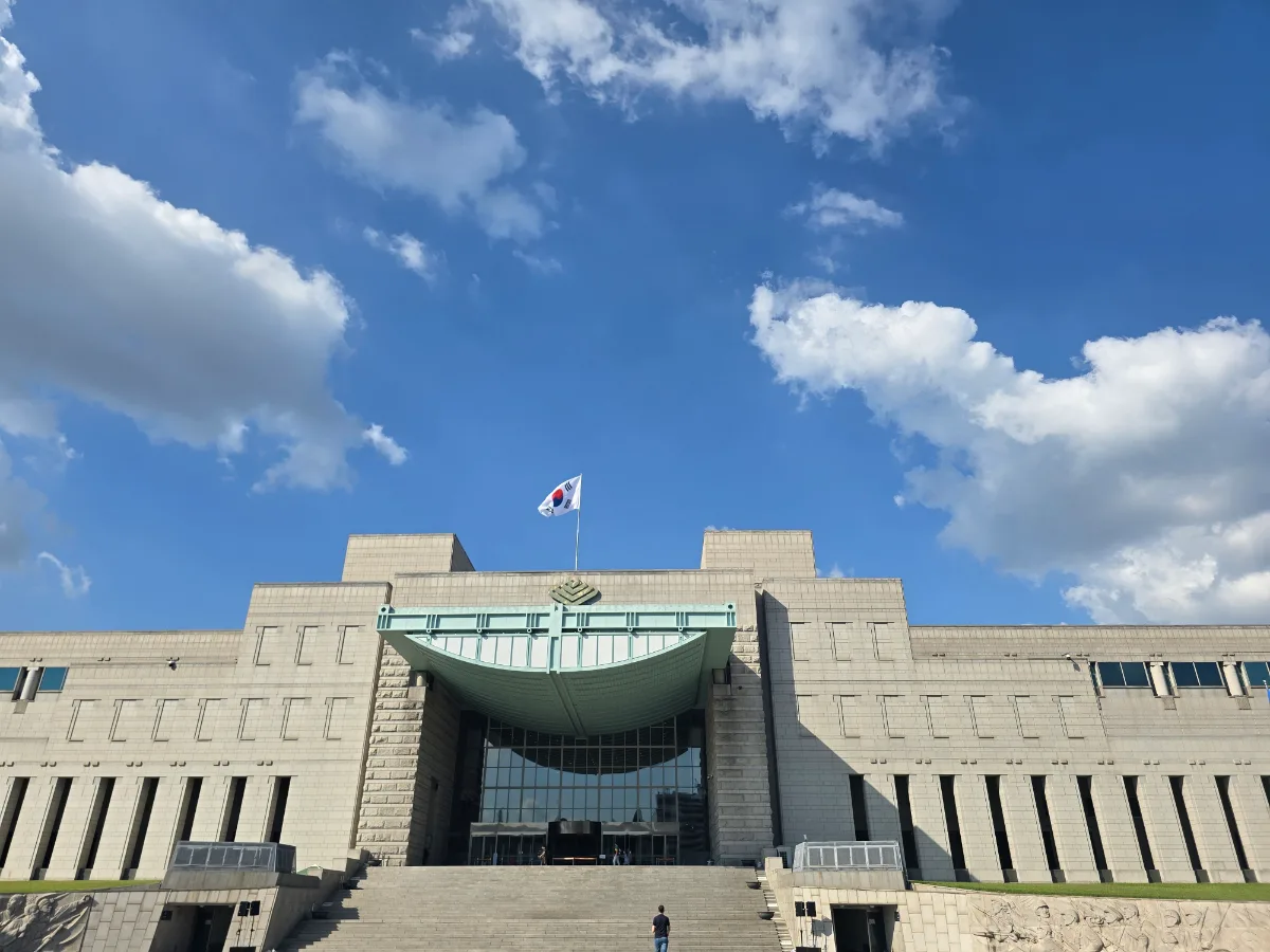 太極旗が翻る本館正面