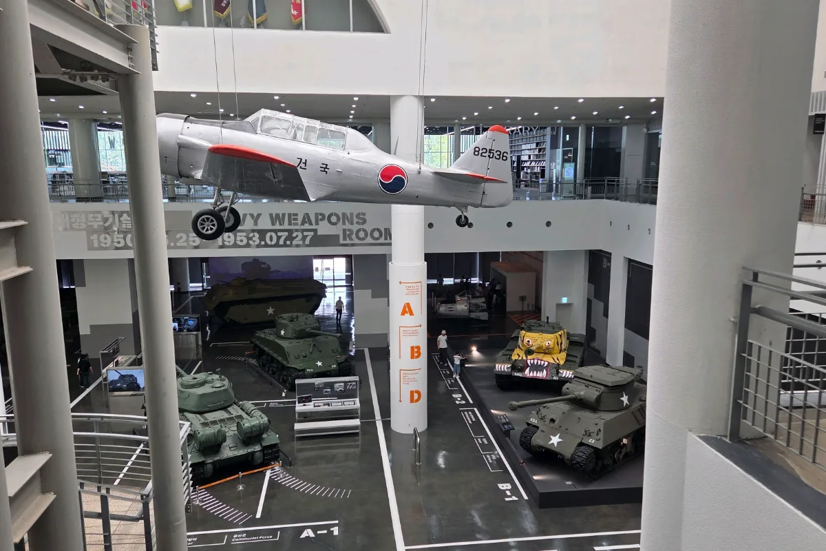 戦争記念館 — 航空機と戦車が並ぶ展示室