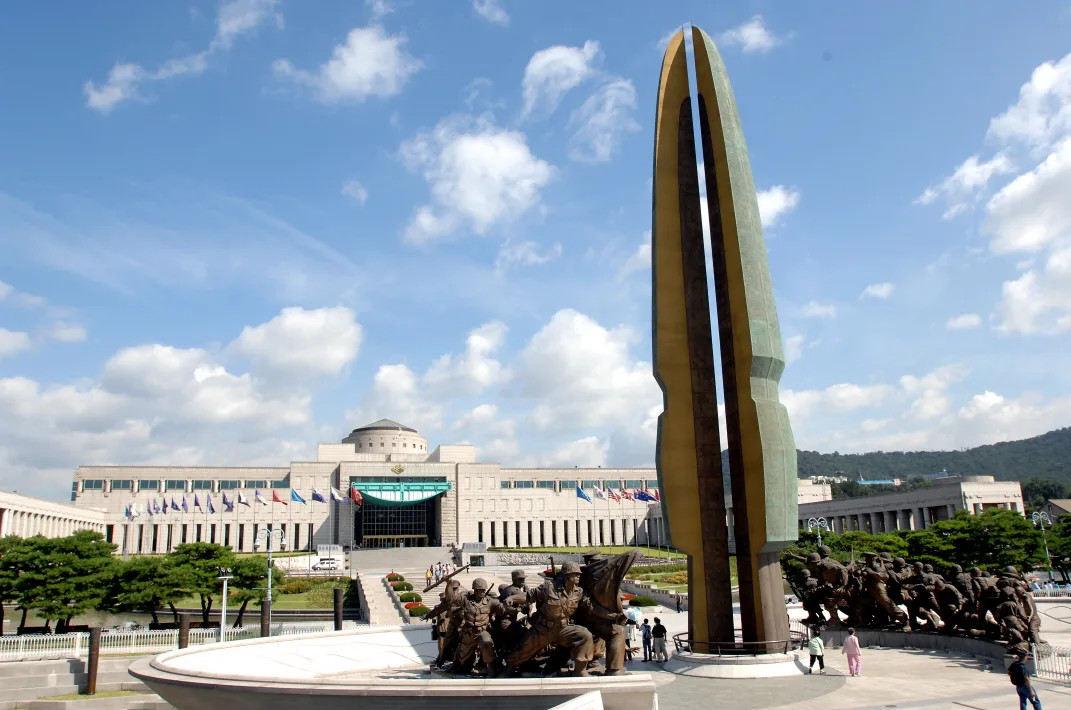 戦争記念館 — 記念碑と本館正面