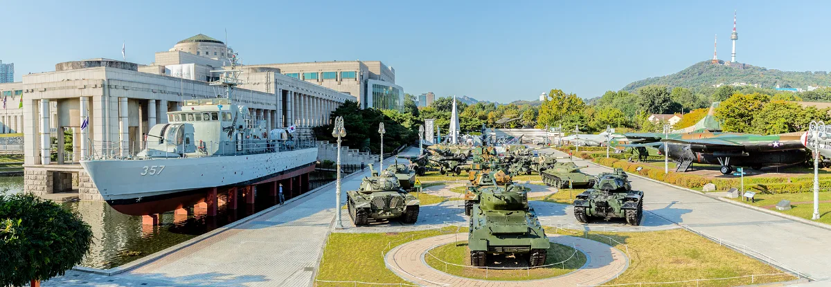 戦争記念館 — 艦艇と戦車が並ぶ屋外展示
