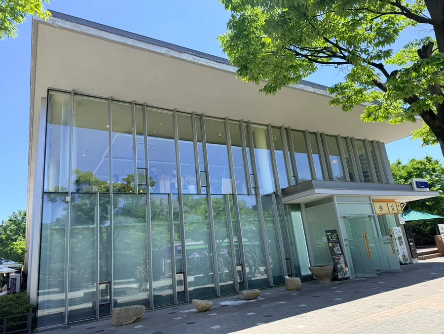 木陰のガラス張り展示館