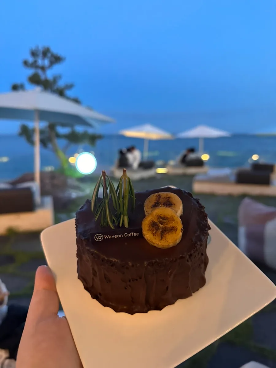 WAVEON COFFEE — 夕暮れのビーチを背景にしたケーキ