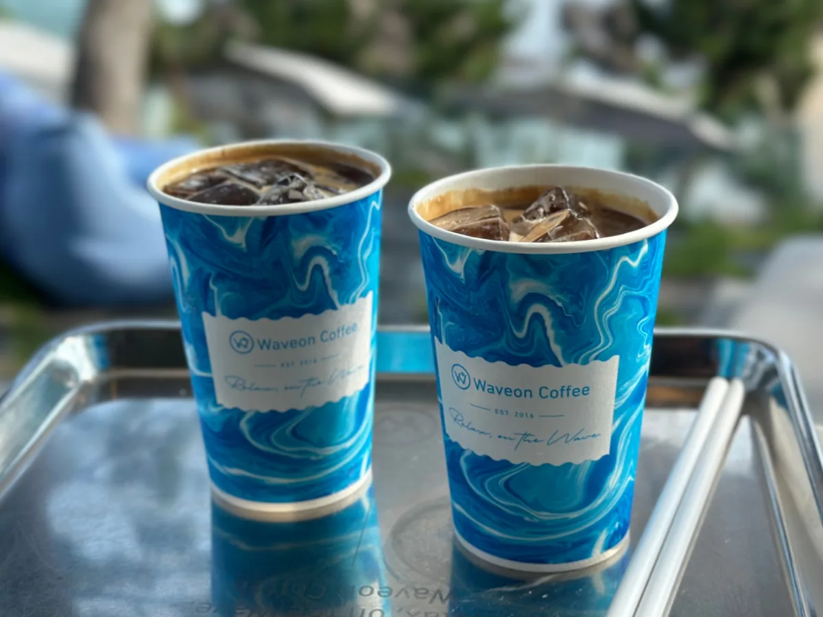 青い波模様カップのアイスコーヒー