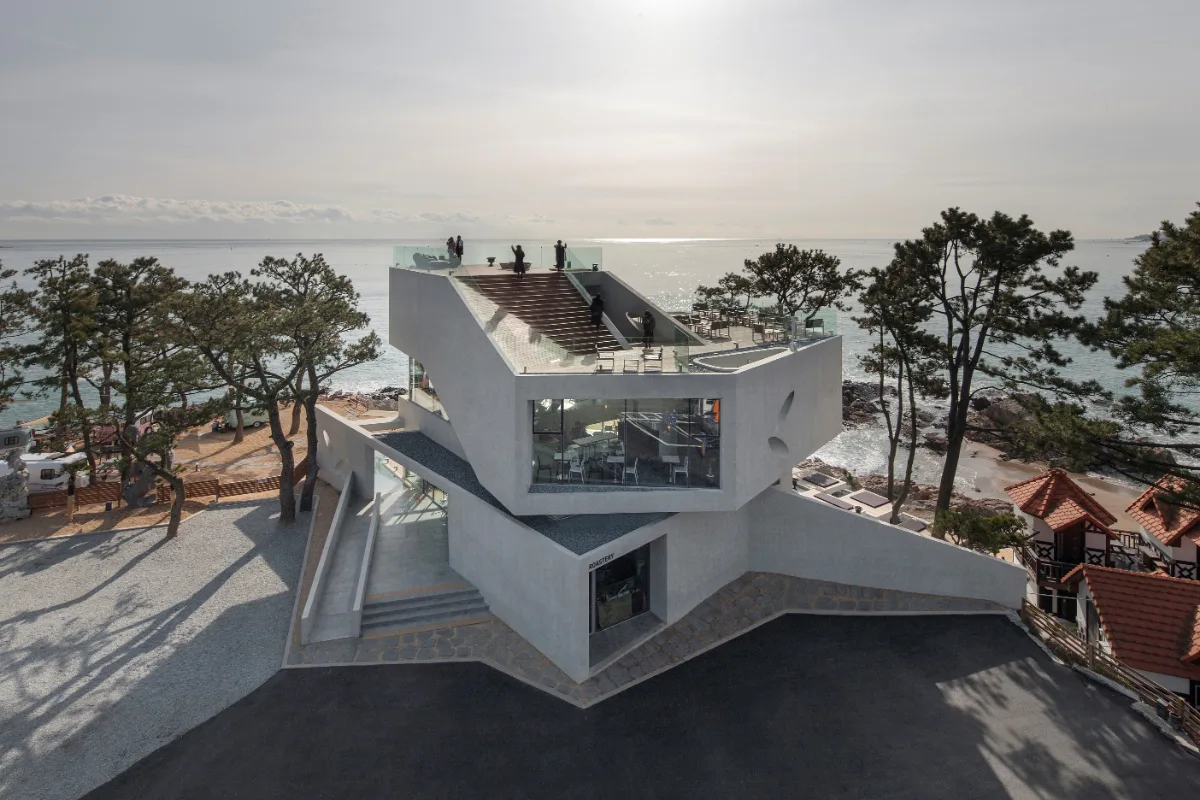 海に迫り出す白い近未来的建築