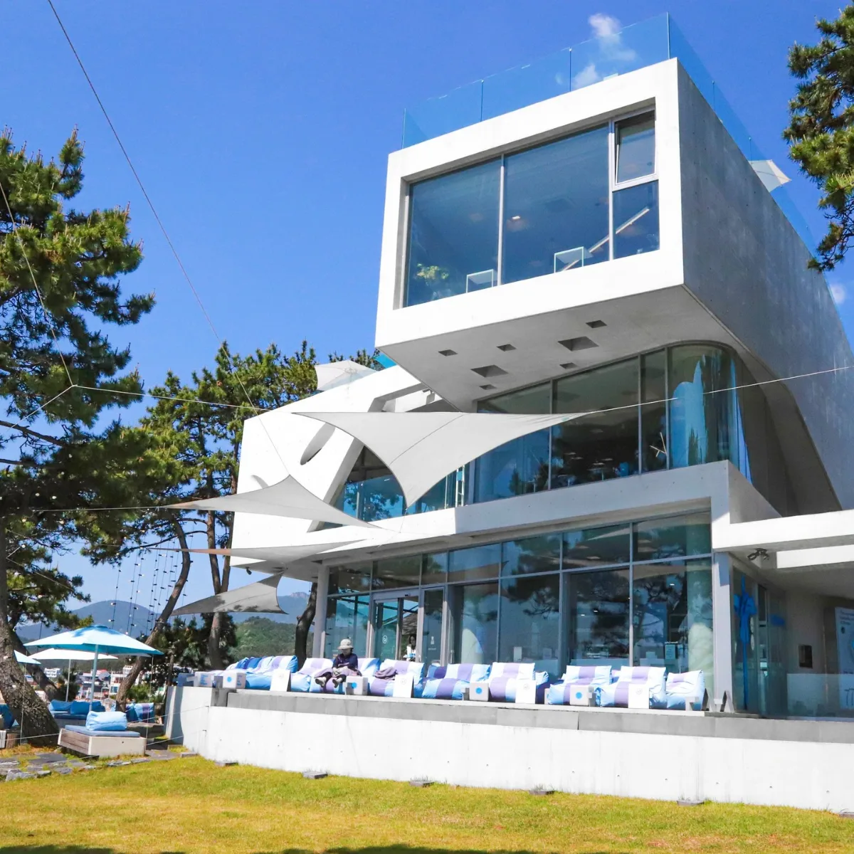 WAVEON COFFEE — 海辺に建つ近未来的な白い建物