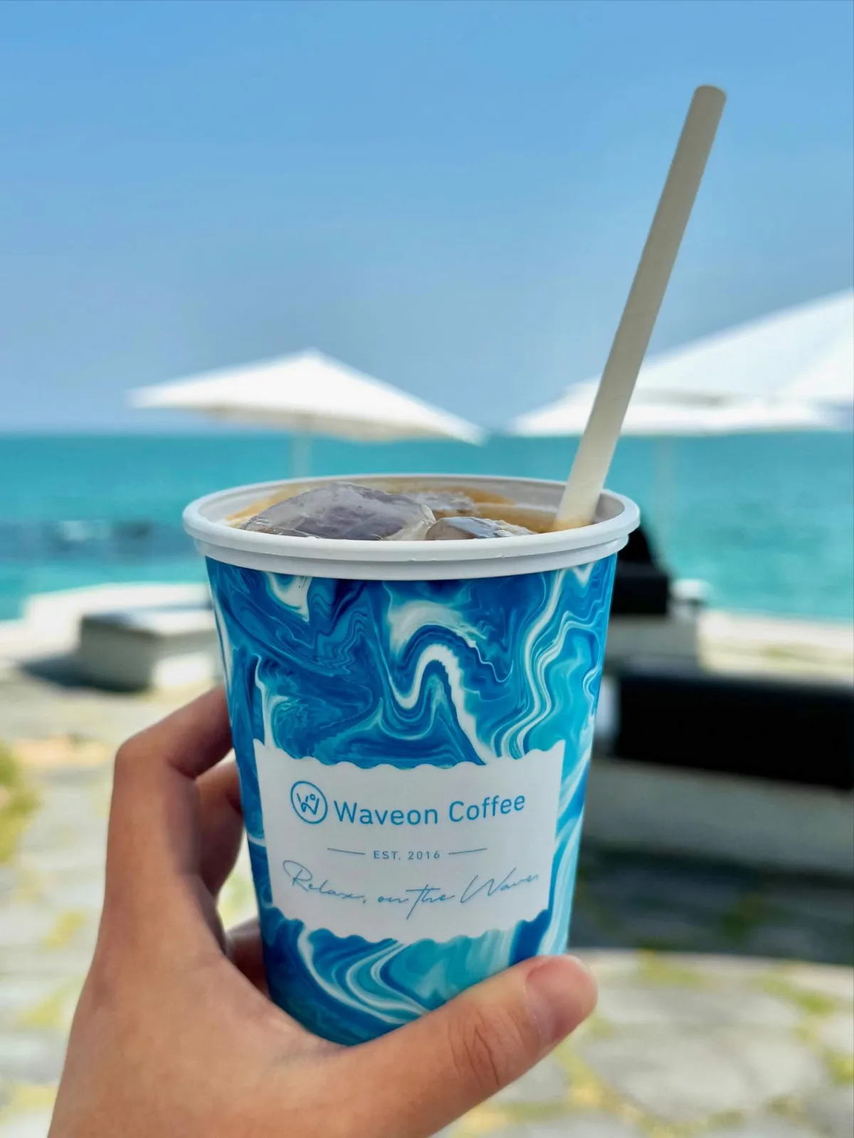 WAVEON COFFEE — 波模様カップと海辺のアイスドリンク