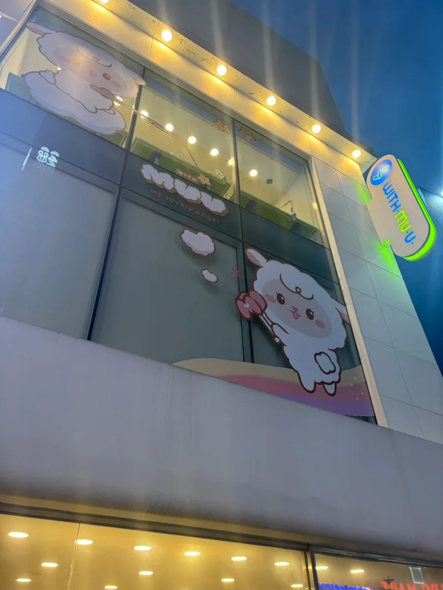 キャラクター装飾と光る看板